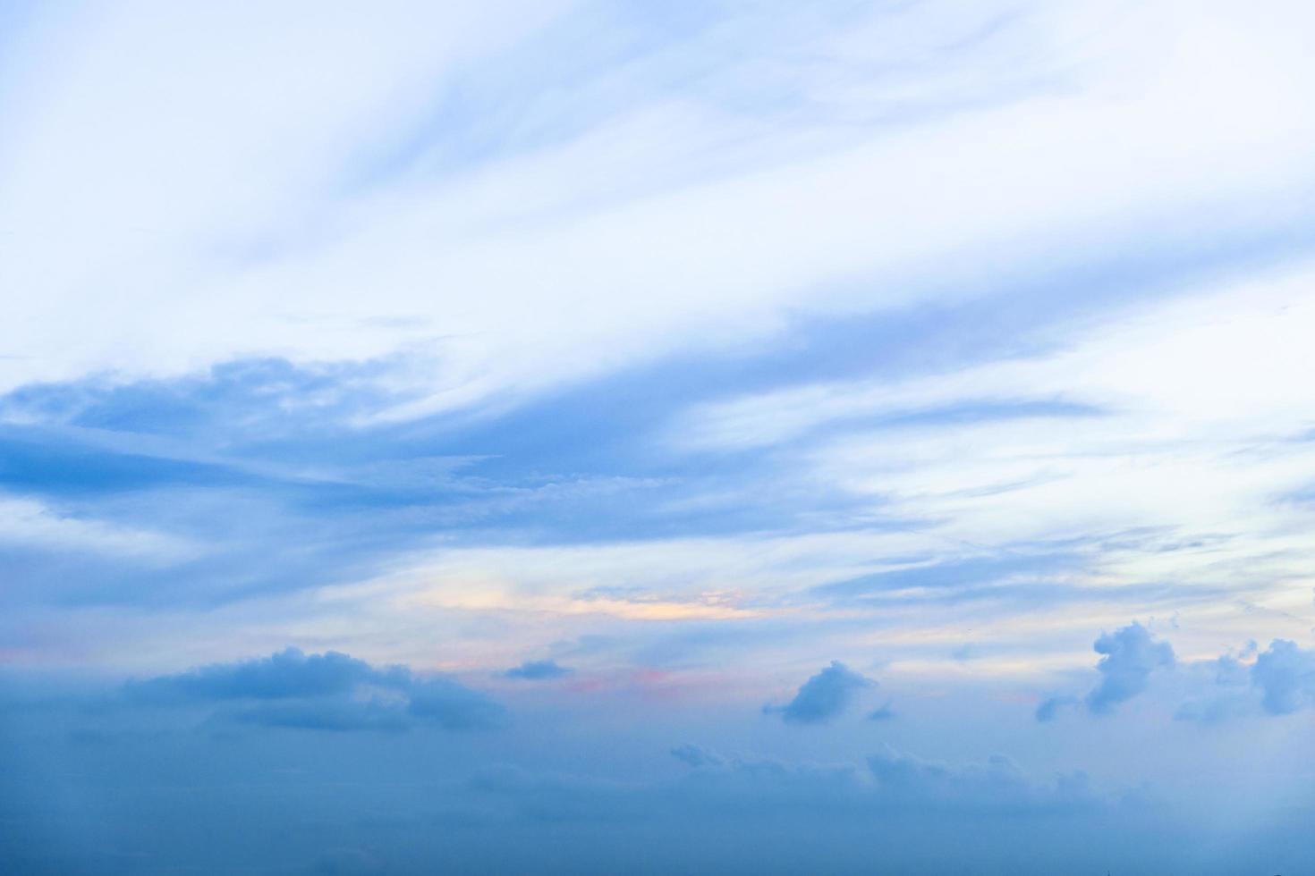 cielo azul con nubes blancas foto