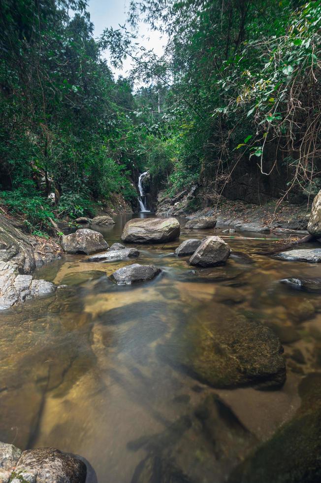 paisaje en el parque nacional de la cascada khao chamao foto