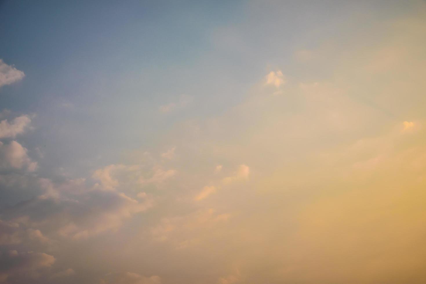 cielo y nubes al atardecer foto