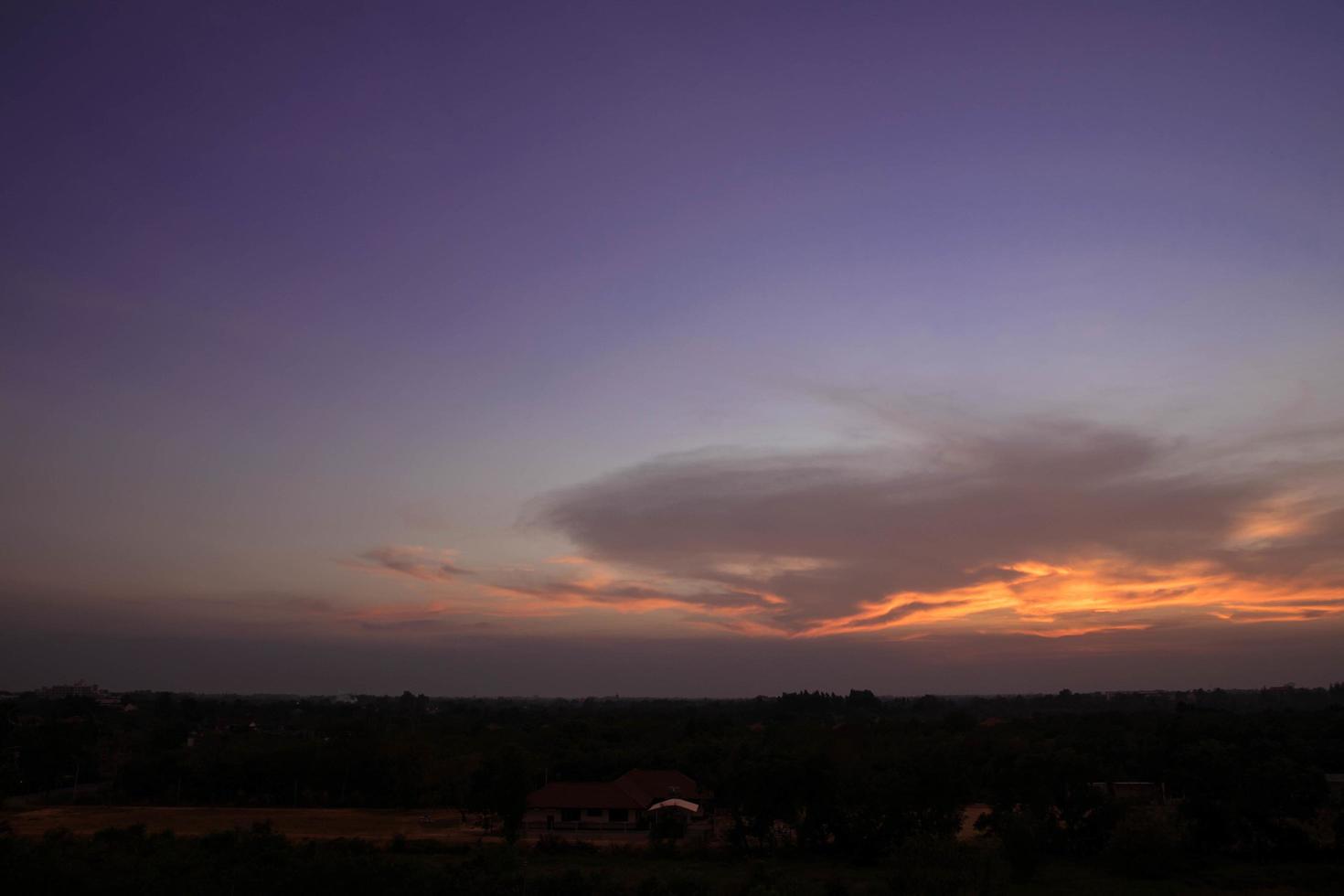 cielo y nubes al atardecer foto