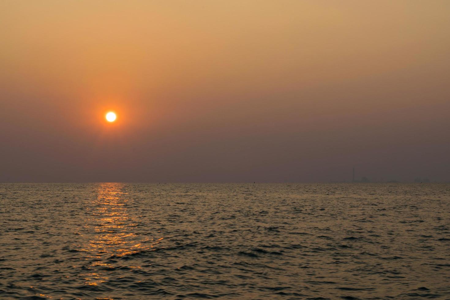 puesta de sol sobre el mar foto