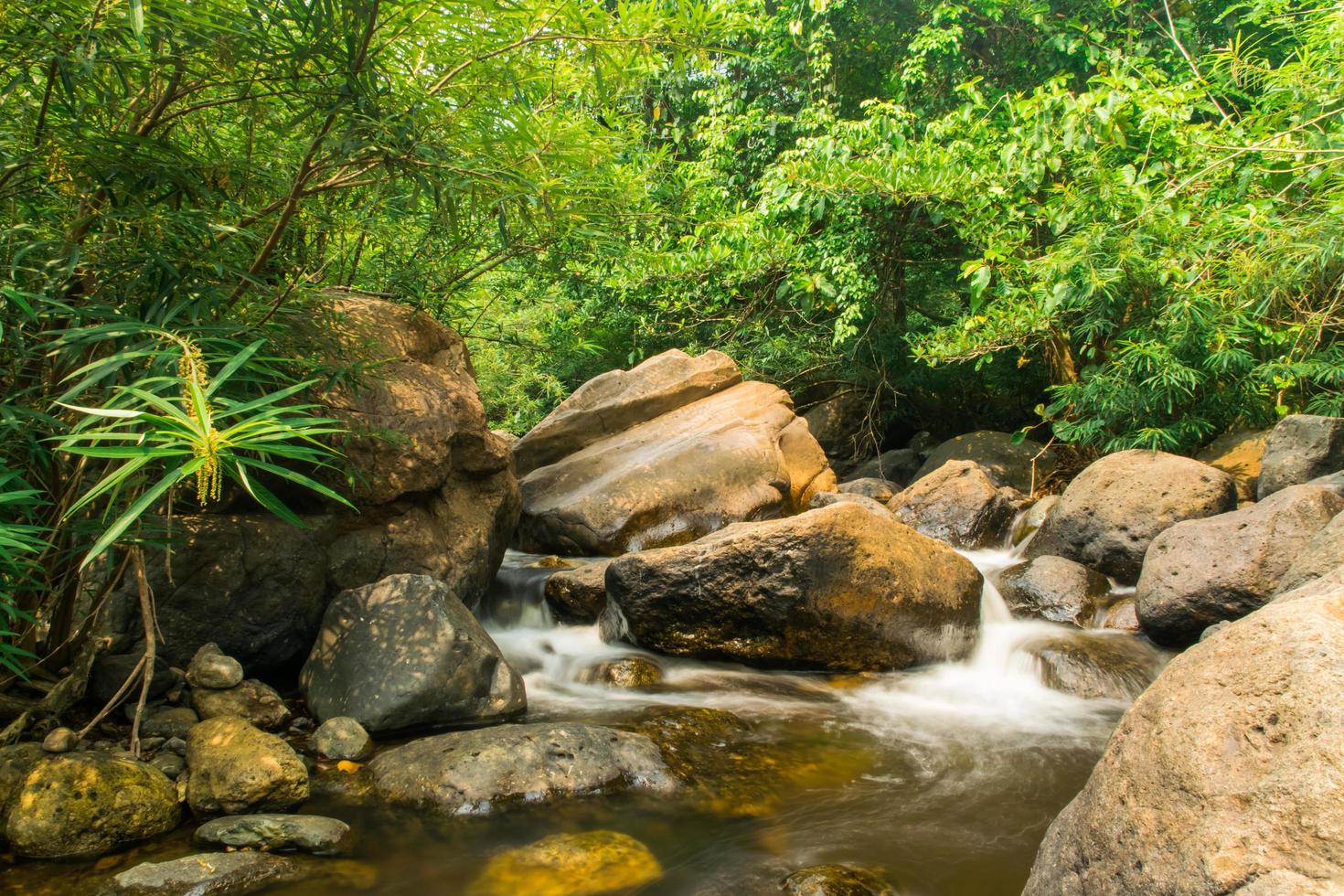 arroyo en las cascadas wang takrai foto