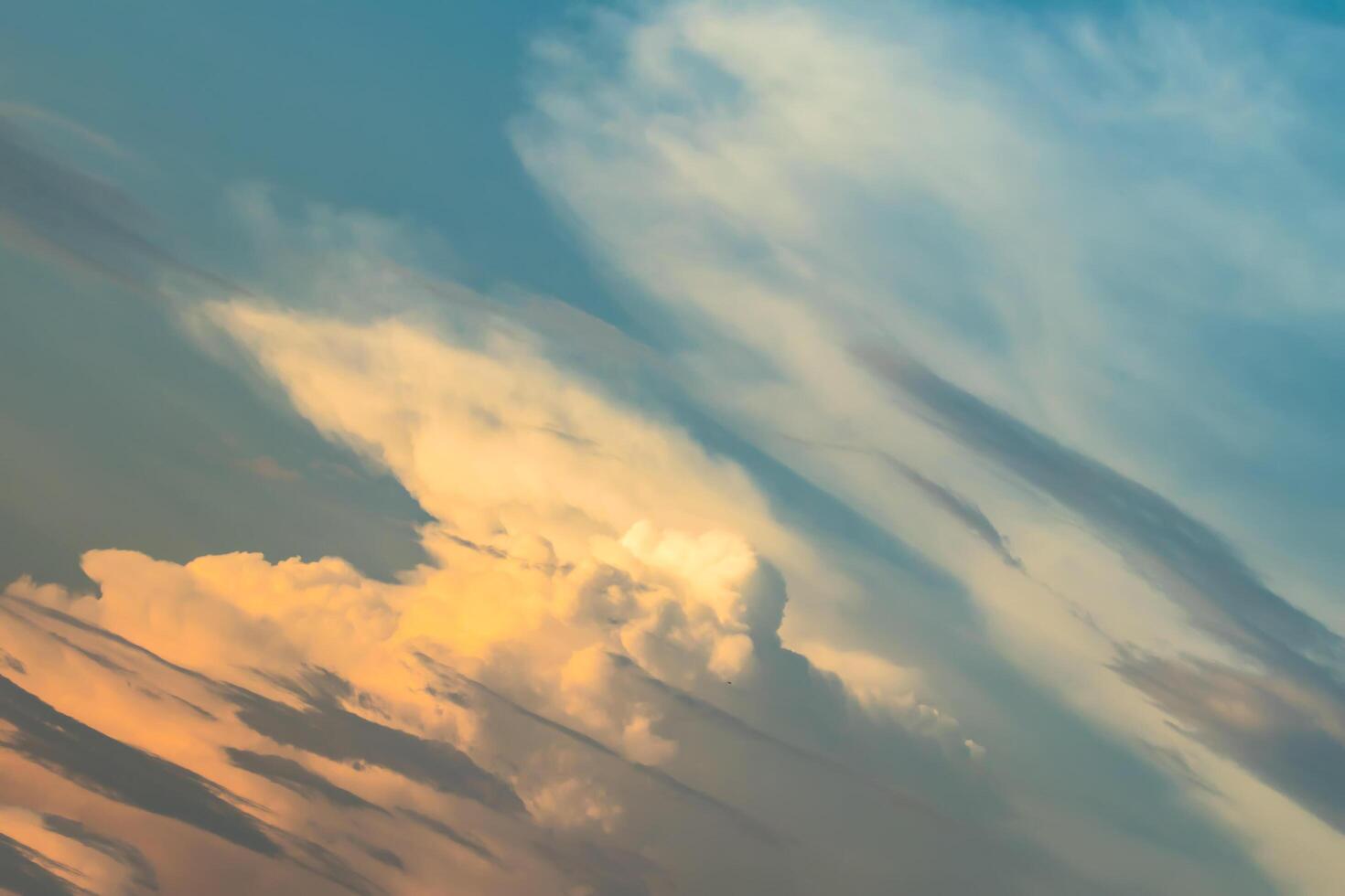 cielo y nubes al atardecer foto