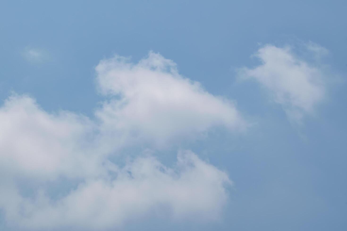 cielo azul con nubes blancas foto