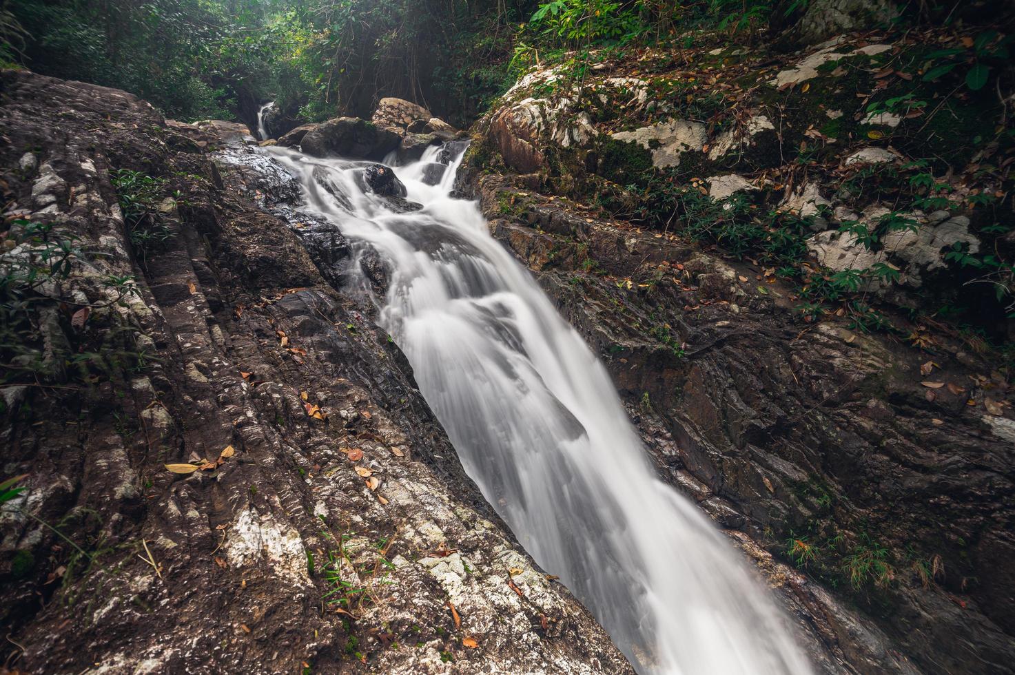 paisaje en el parque nacional de la cascada khao chamao foto