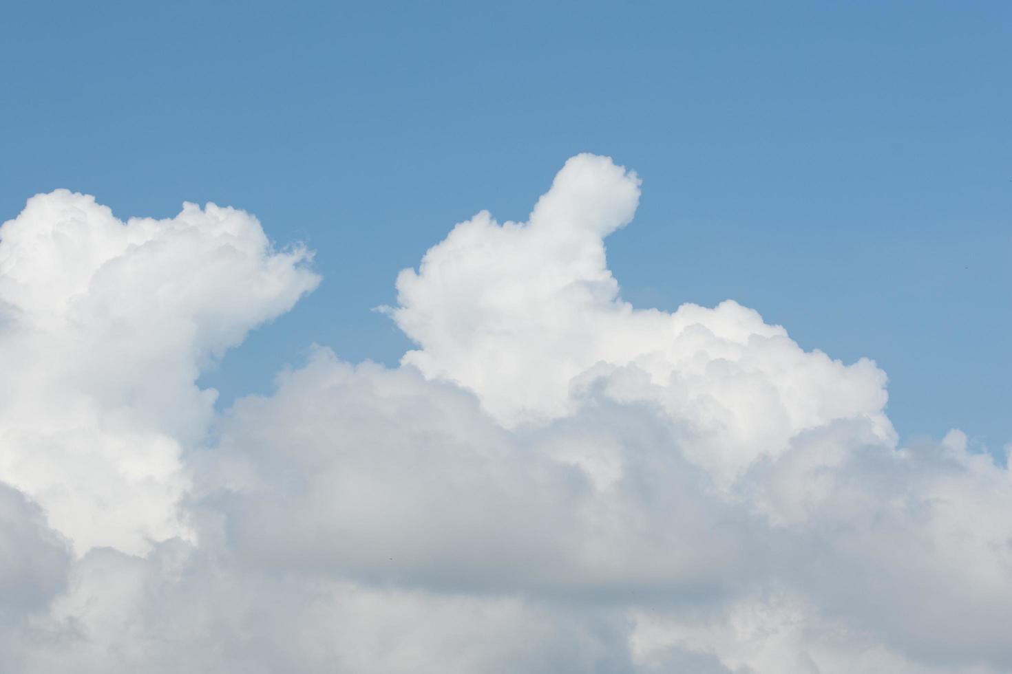 cielo azul con nubes blancas foto