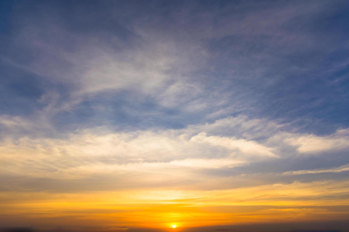 cielo y nubes al atardecer foto