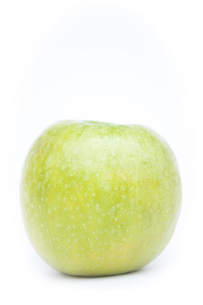 manzana verde sobre un fondo blanco foto
