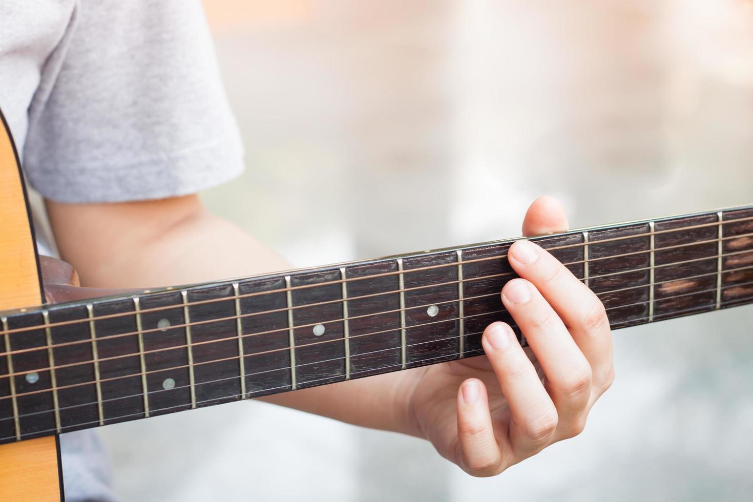 primer plano, de, un, persona que toca una guitarra foto