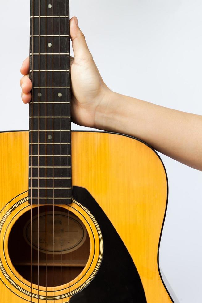 mano en una guitarra foto