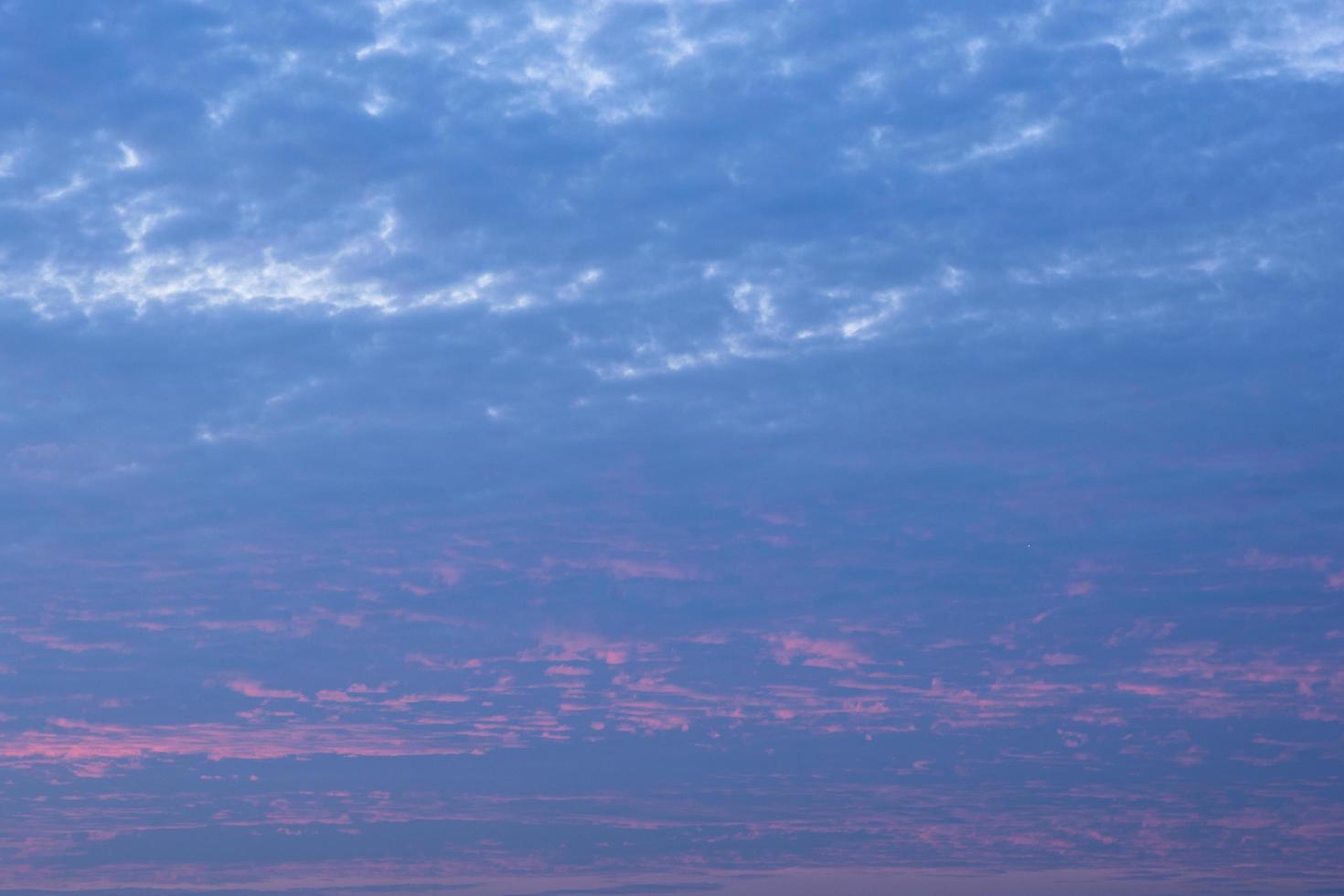 cielo y nubes al atardecer foto