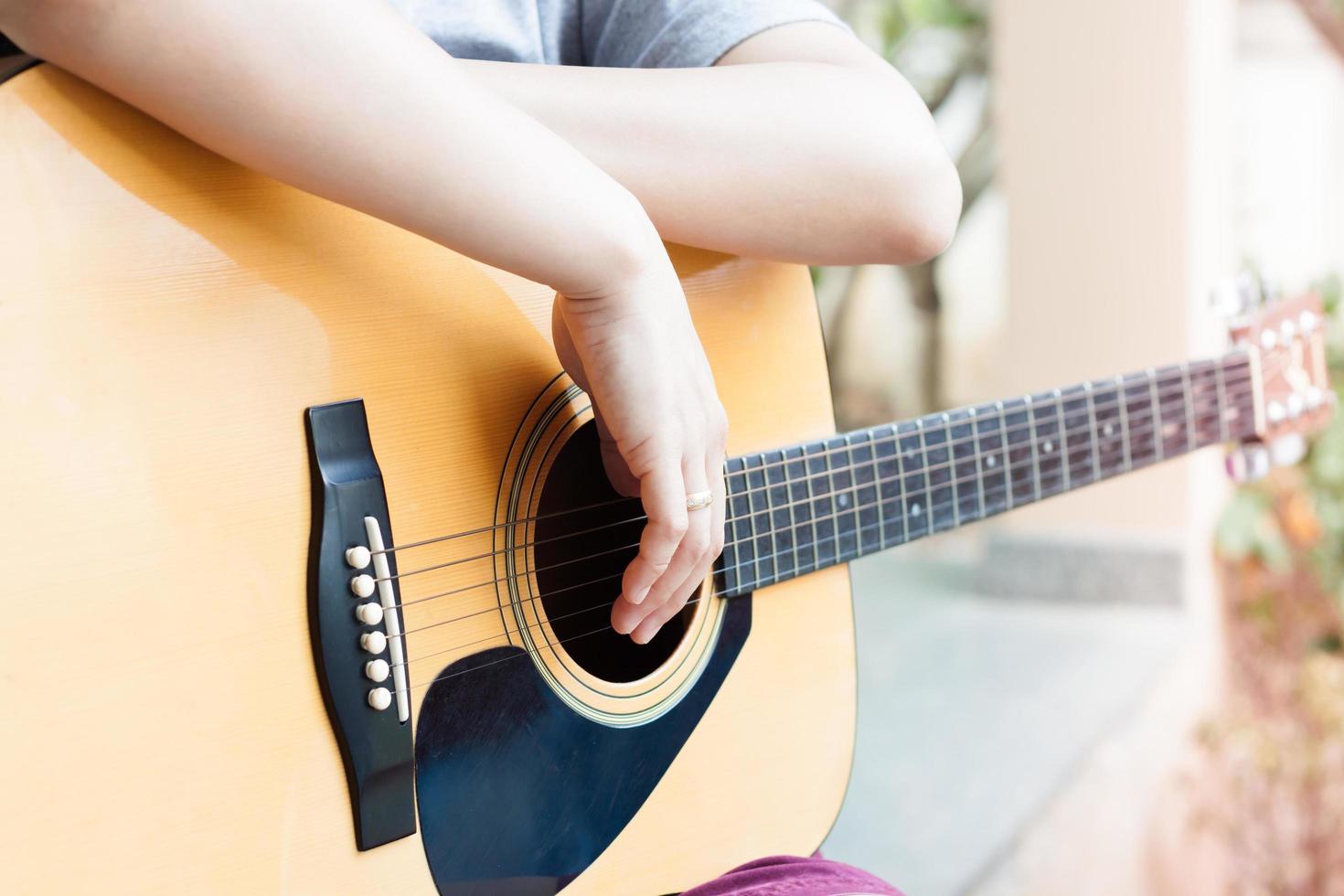 persona sosteniendo una guitarra foto