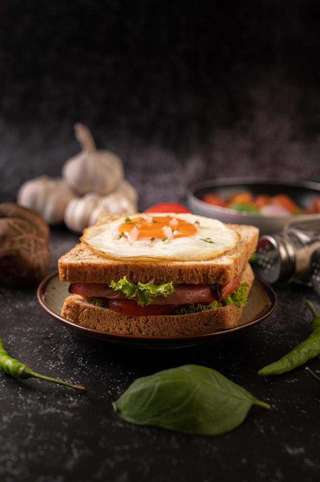 sándwich de desayuno de jamón y huevo foto