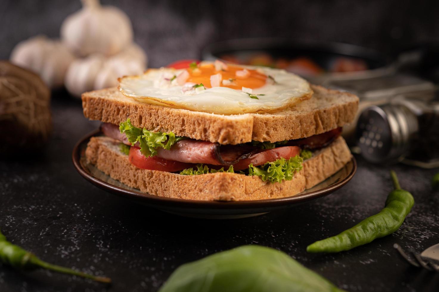 sándwich de desayuno de jamón y huevo foto