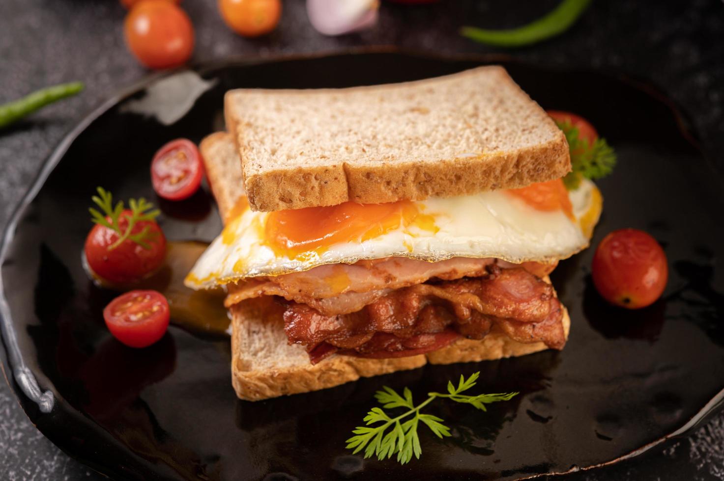 sándwich de desayuno de jamón y huevo foto