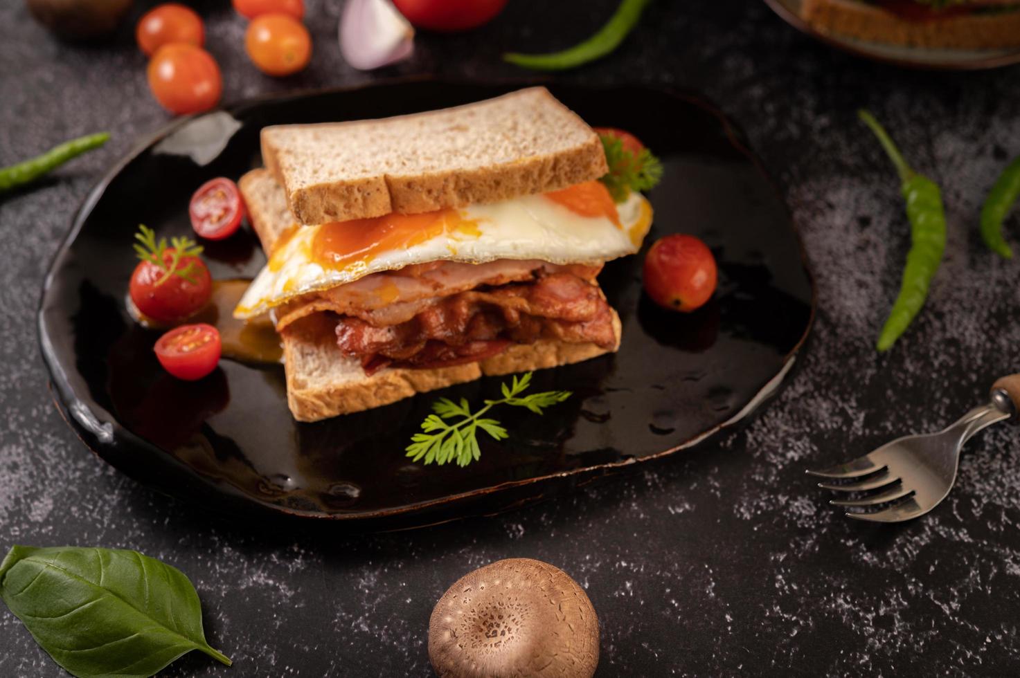 sándwich de desayuno de jamón y huevo foto