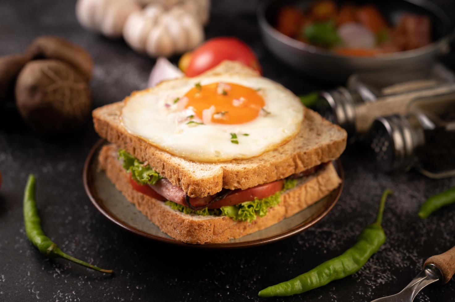 sándwich de desayuno de jamón y huevo foto