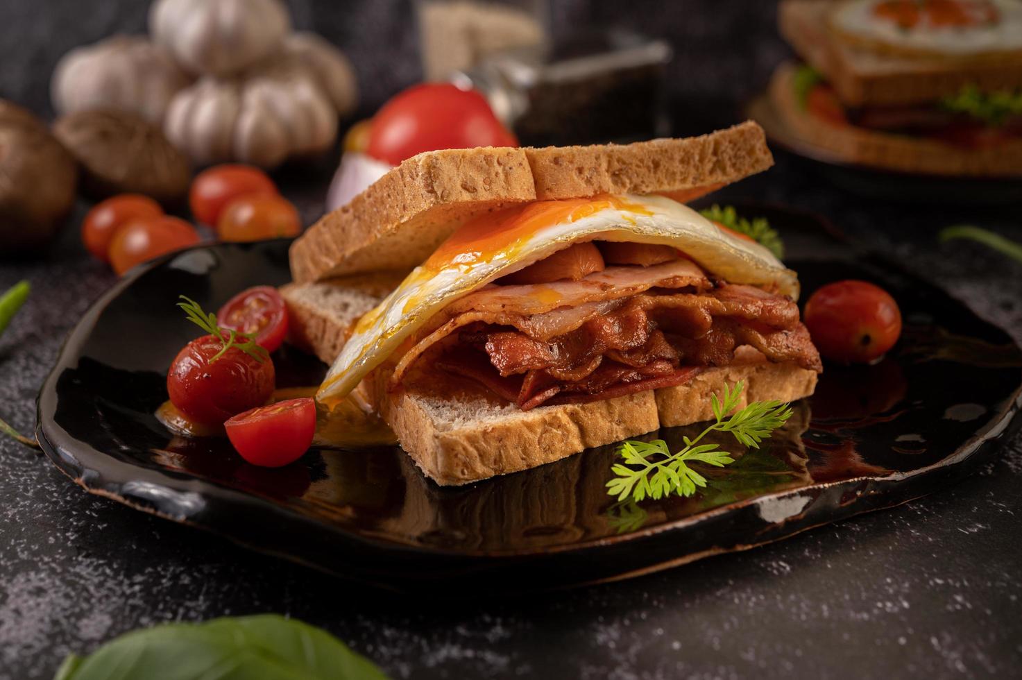 sándwich de desayuno de jamón y huevo foto