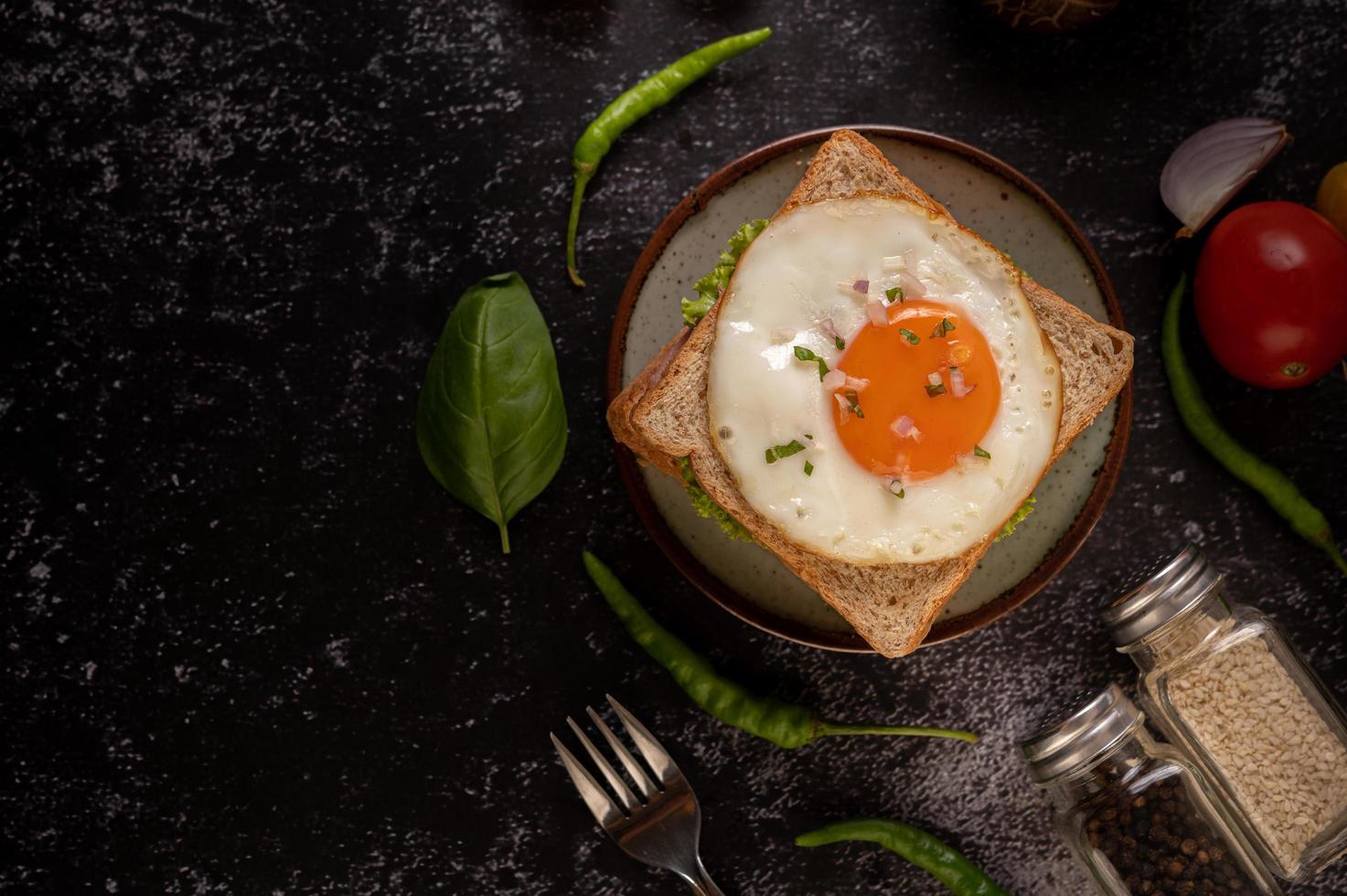 sándwich de desayuno de jamón y huevo foto