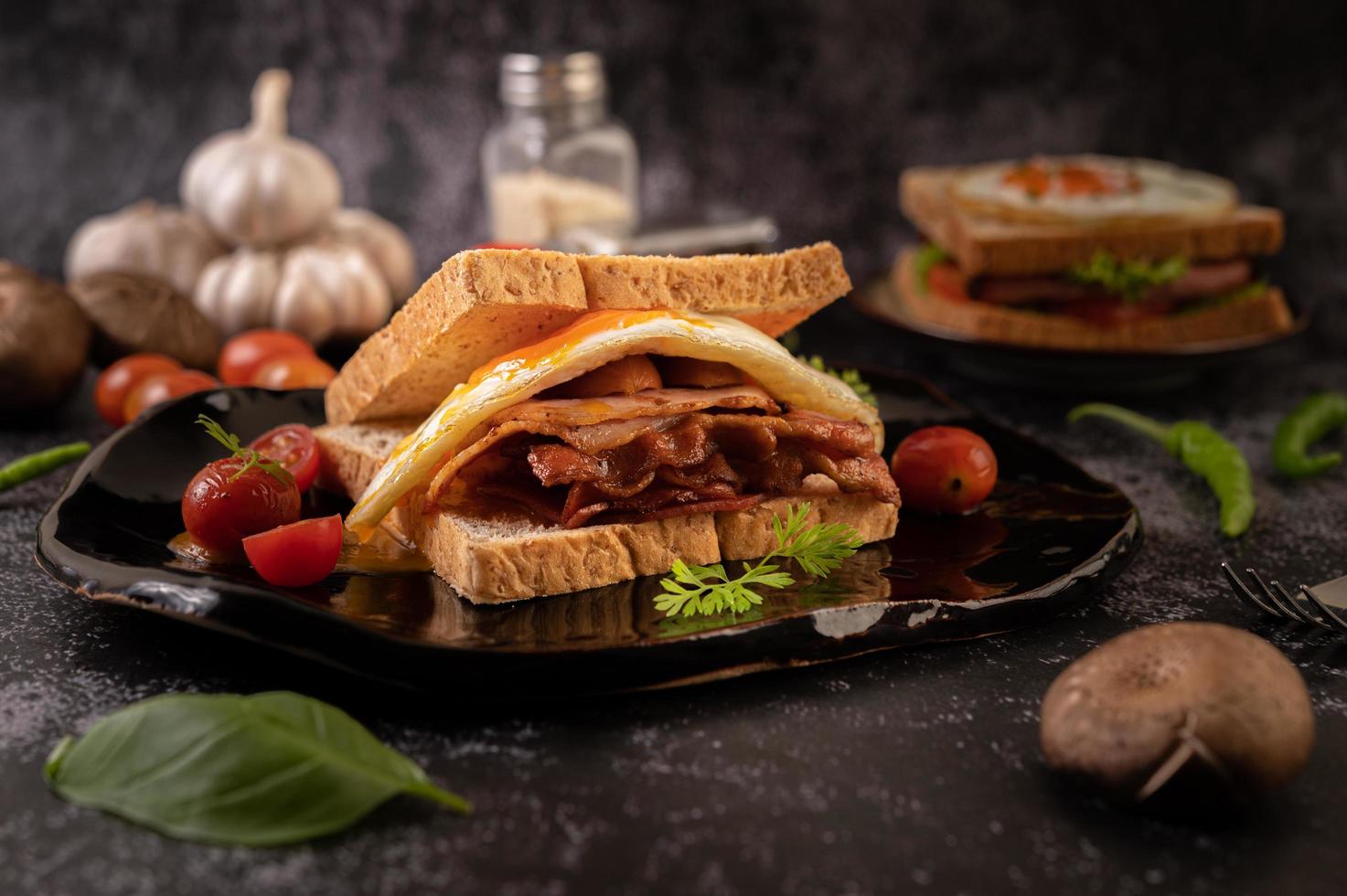 sándwich de desayuno de jamón y huevo foto