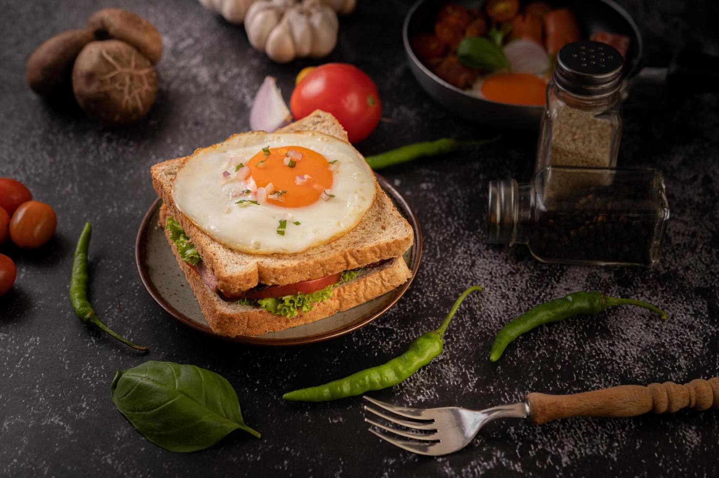 sándwich de desayuno de jamón y huevo foto