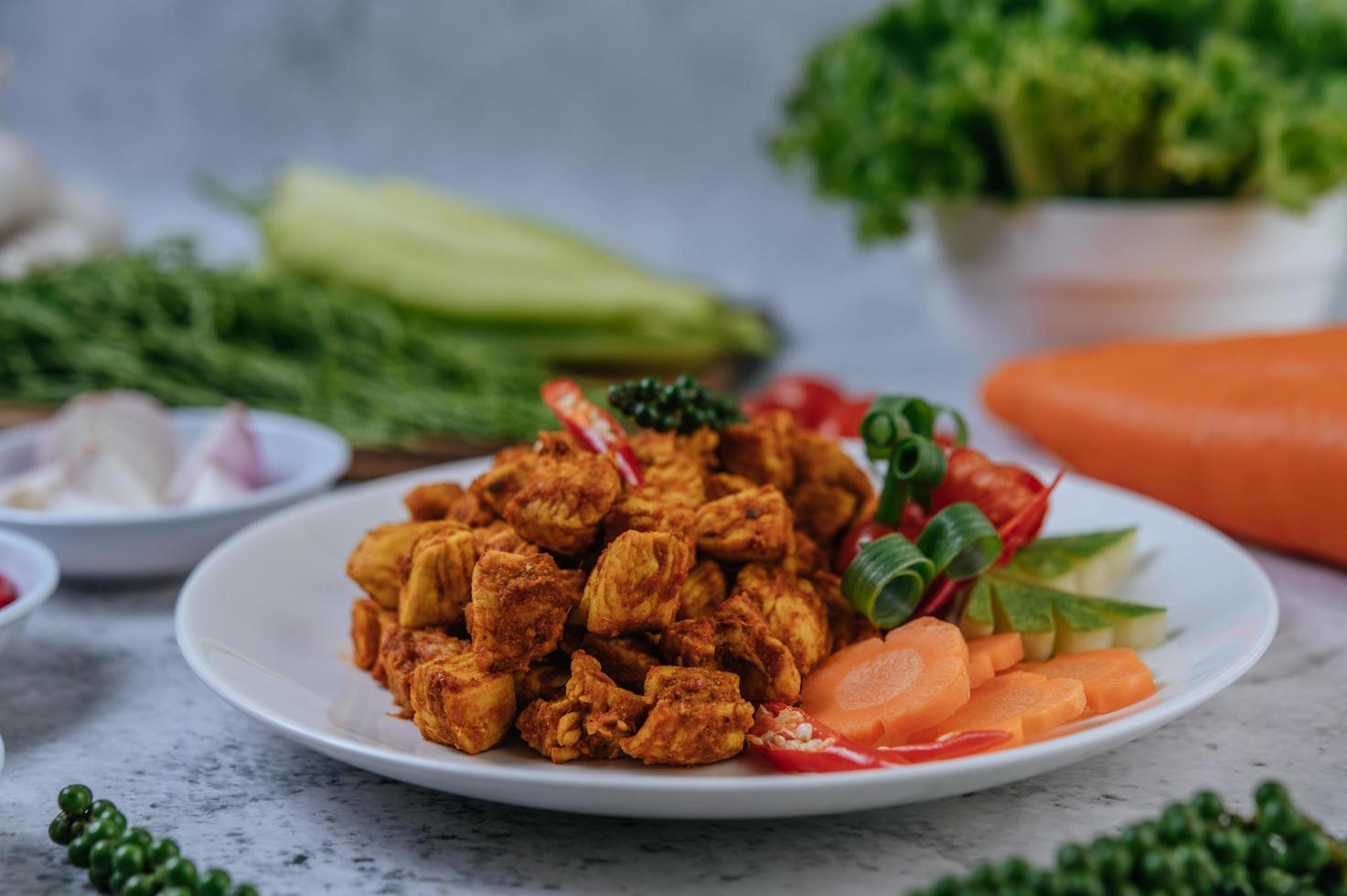 pollo frito con hierbas y verduras foto