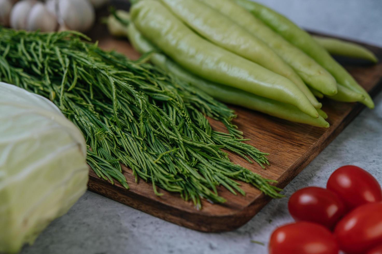 Cha-om, sweet peppers and garlic photo