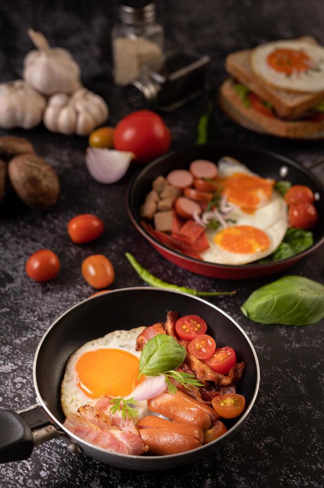 desayuno de huevo con salchicha y verduras foto