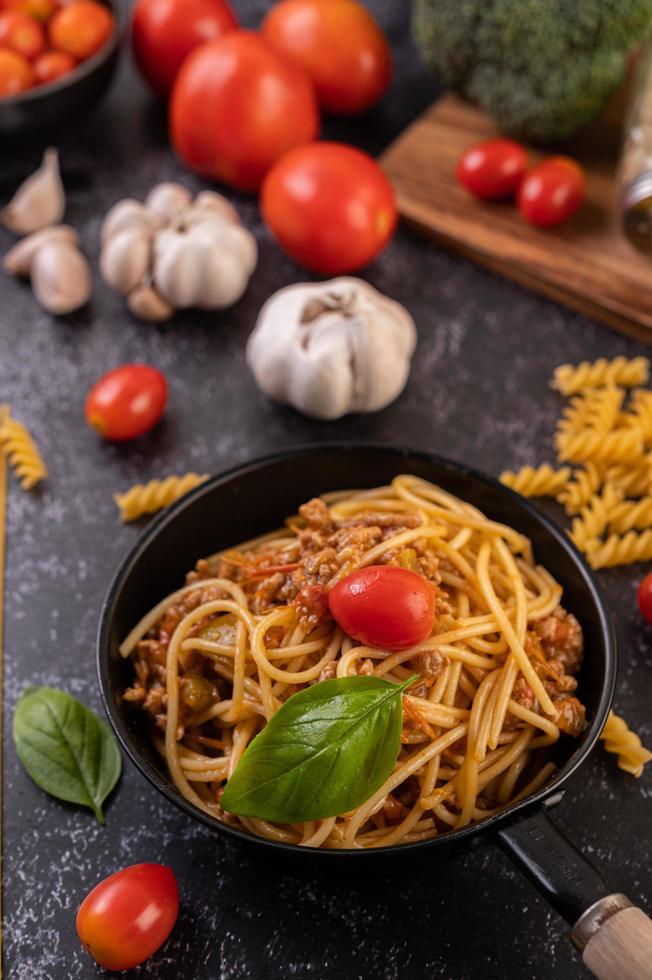 pasta de espagueti con tomate y albahaca foto