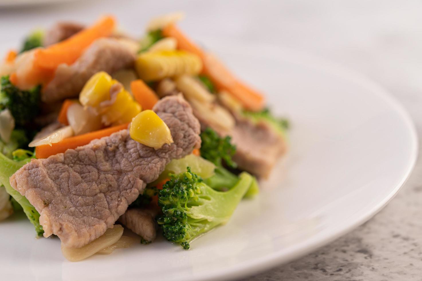 Stir-fried mixed vegetables with pork photo