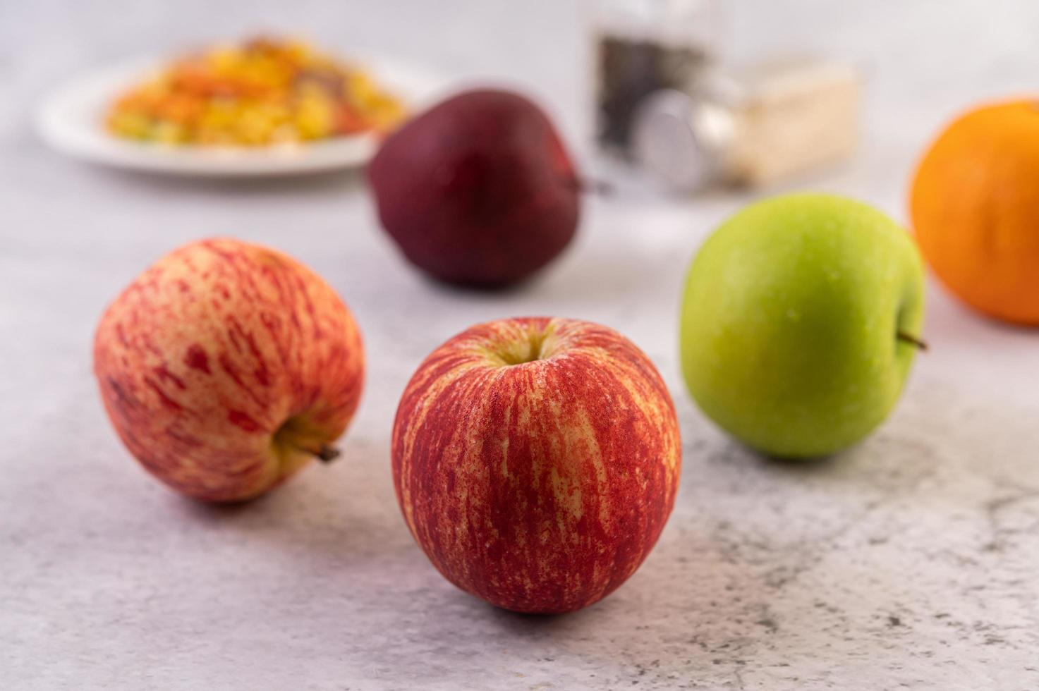 manzanas en la encimera de la cocina foto