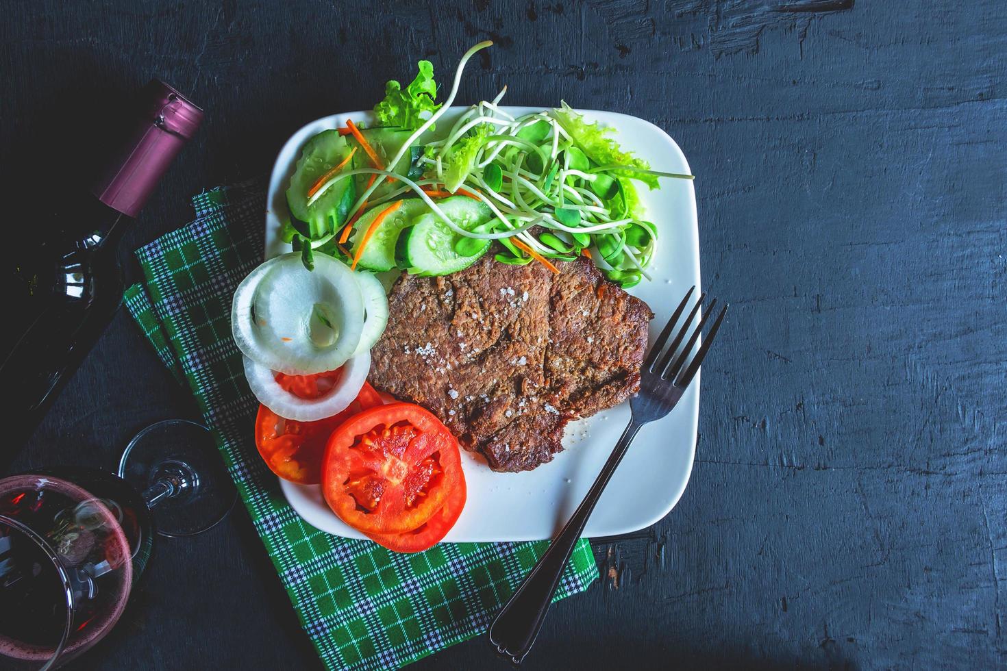 bistec y ensalada en un plato foto