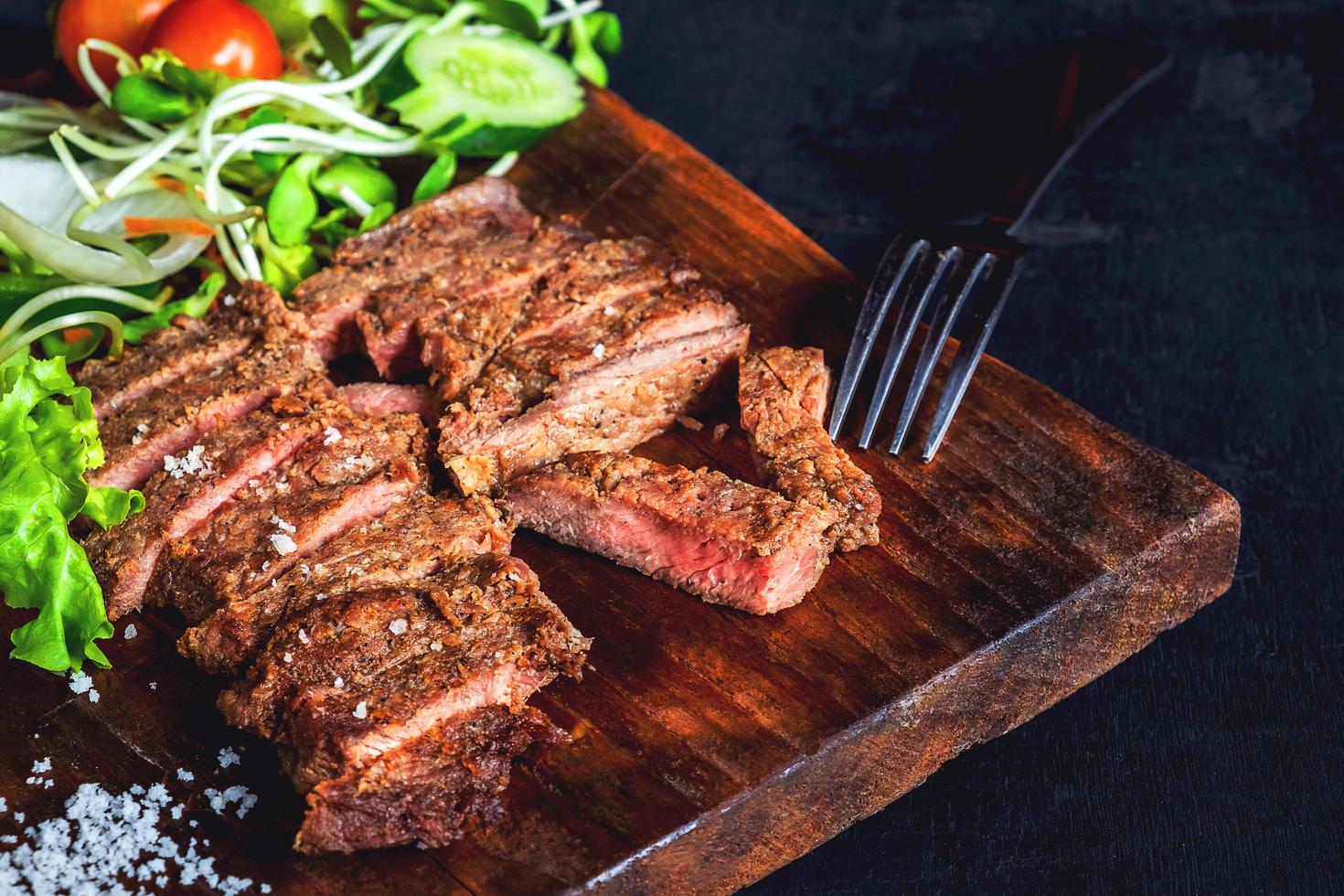 bistec en un plato de madera foto