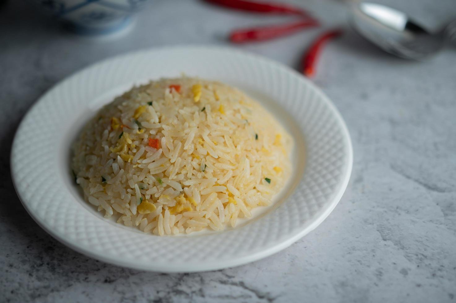 plato de arroz frito foto
