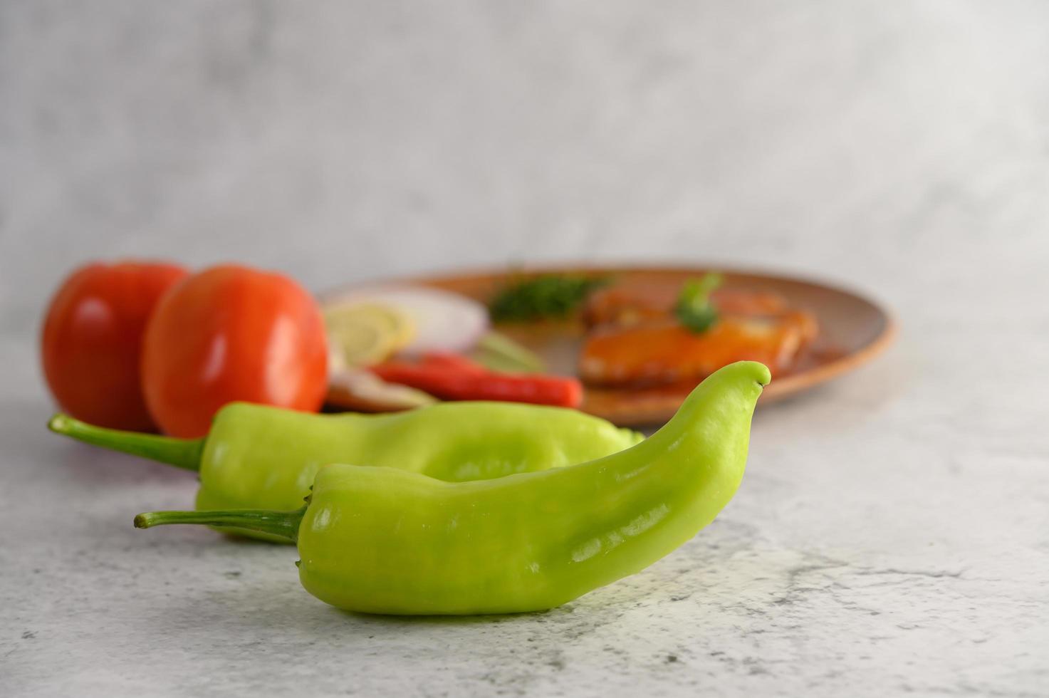 Ensalada de sardina picante en una placa de madera foto