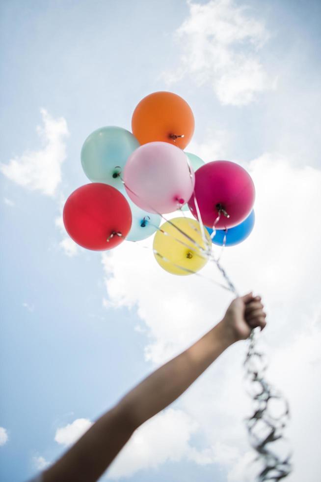 globos de colores contra un cielo azul foto