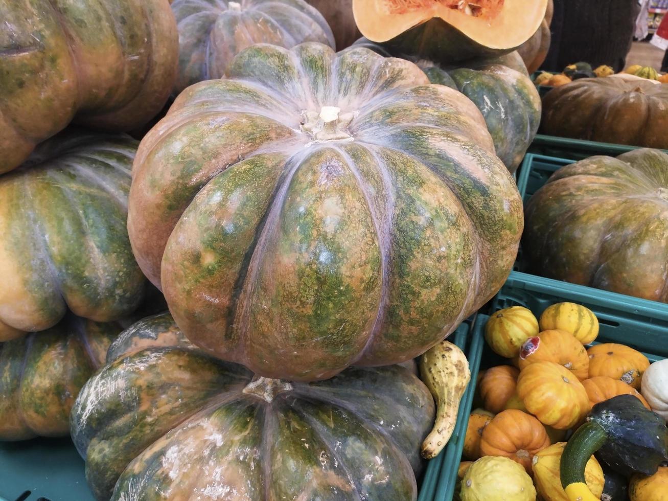 Pumpkins displayed on a store photo