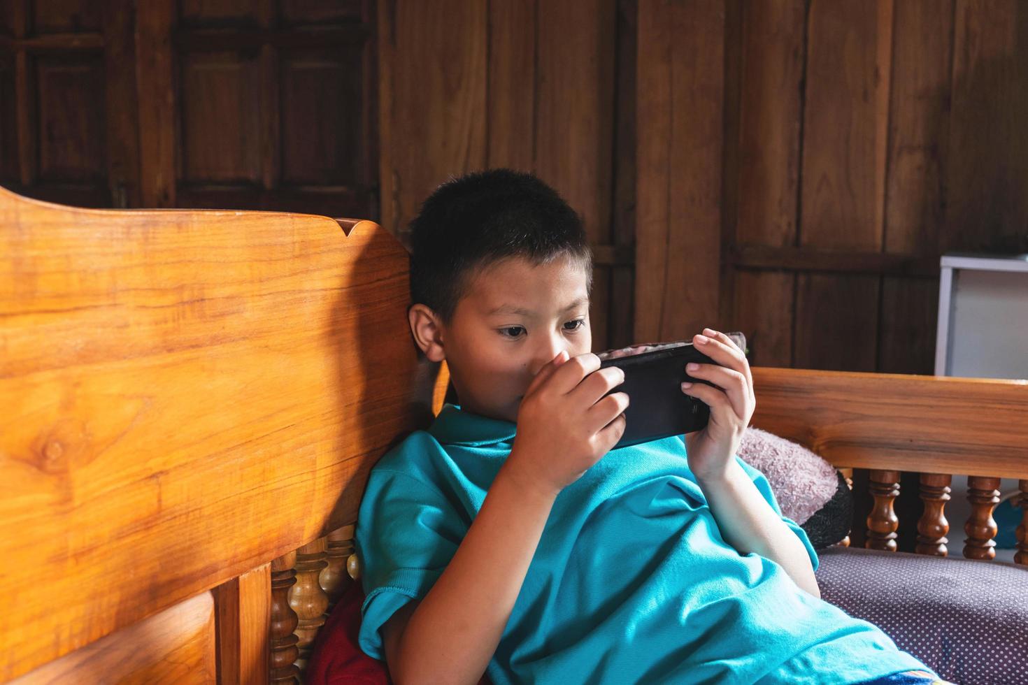 niño jugando en un teléfono foto