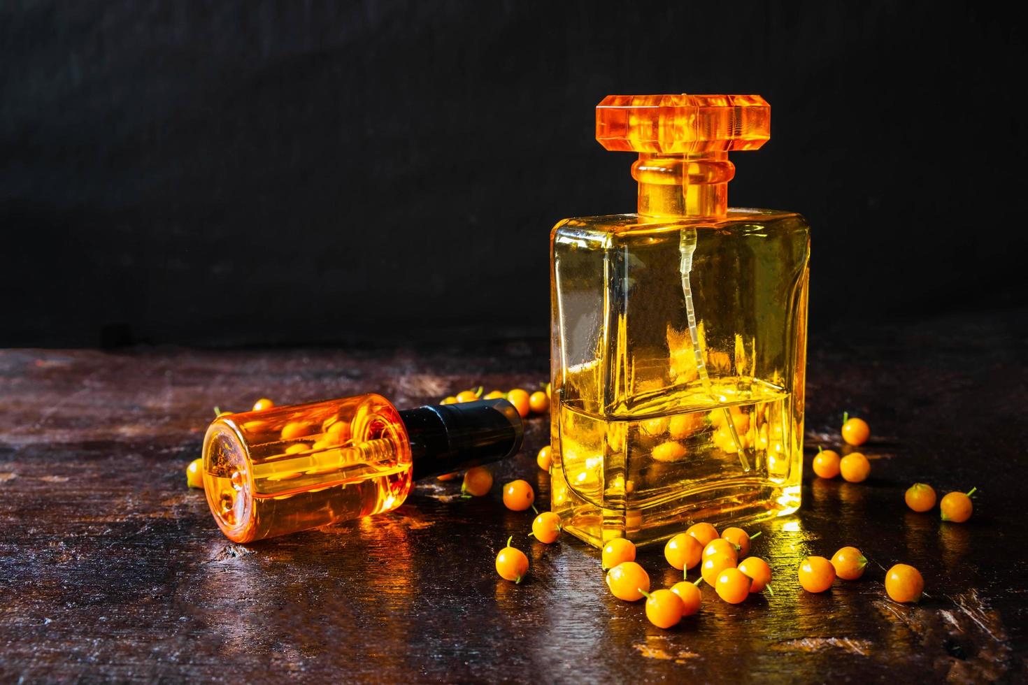 botella amarilla de perfume foto