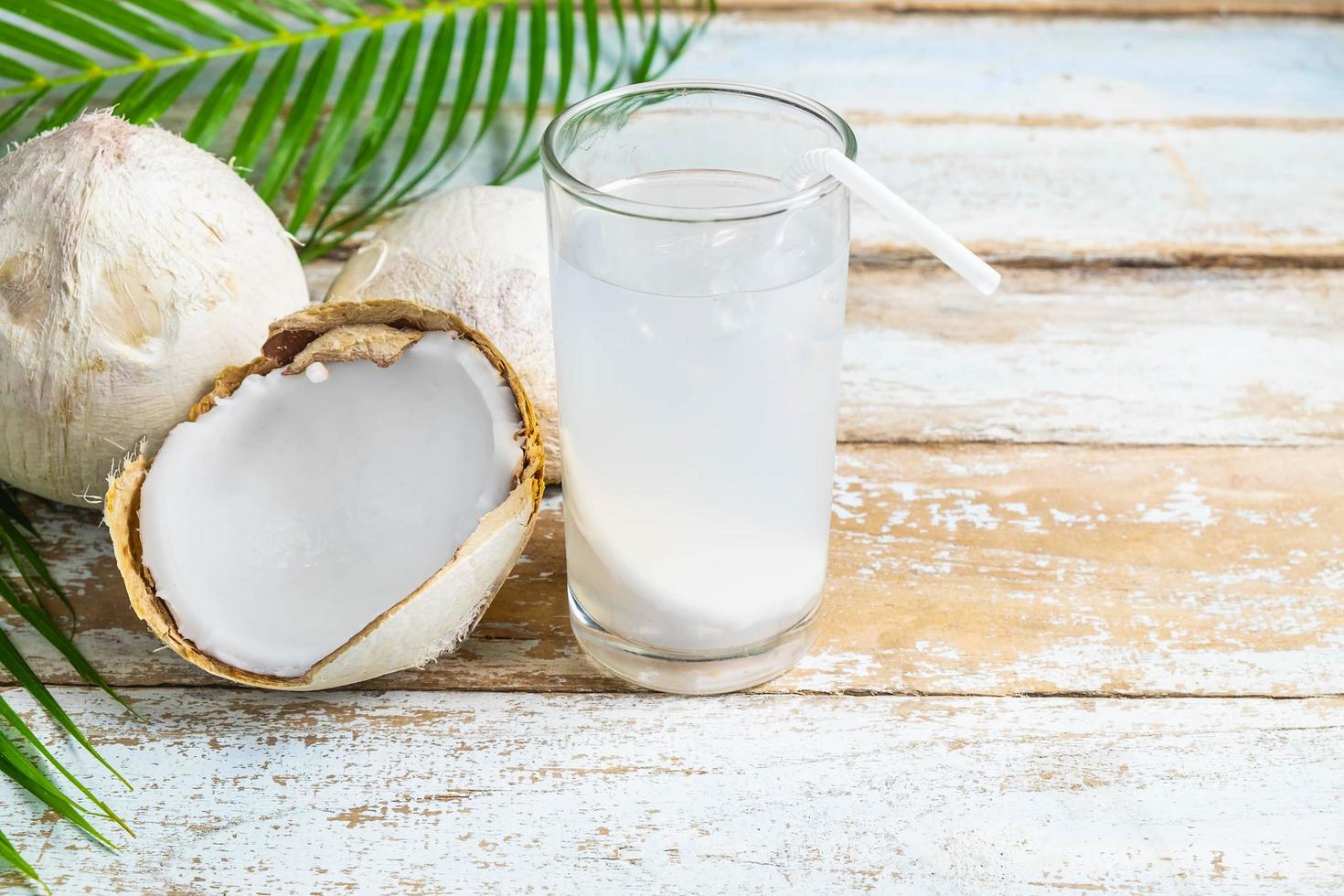 agua de coco y un coco fresco foto