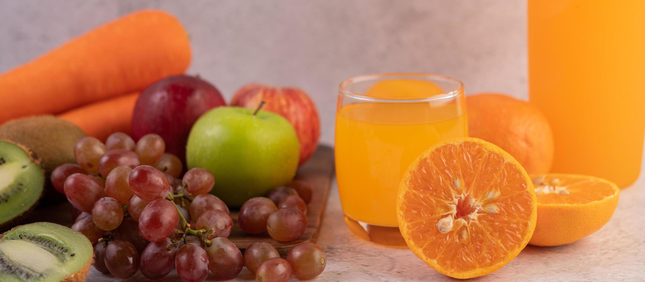 fruta en rodajas y jugo foto