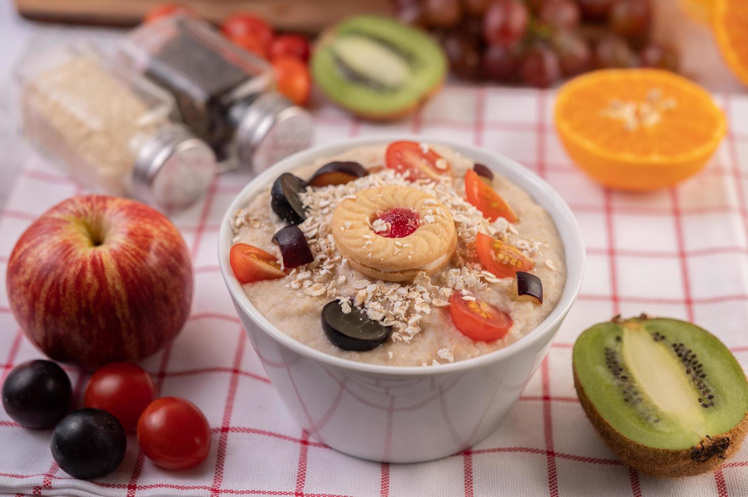 taza de postre con manzanas, kiwi, naranja y uvas foto