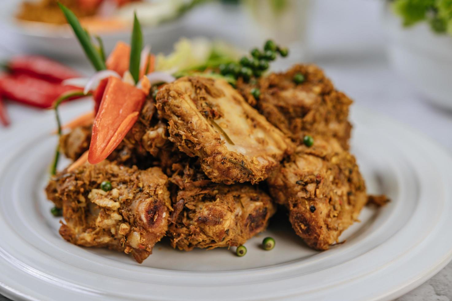 cerdo frito con verduras y hierbas foto