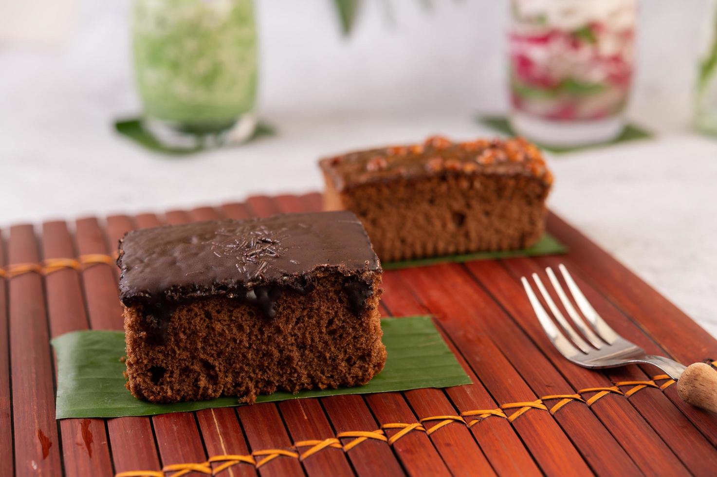 pastel de chocolate en bambú foto