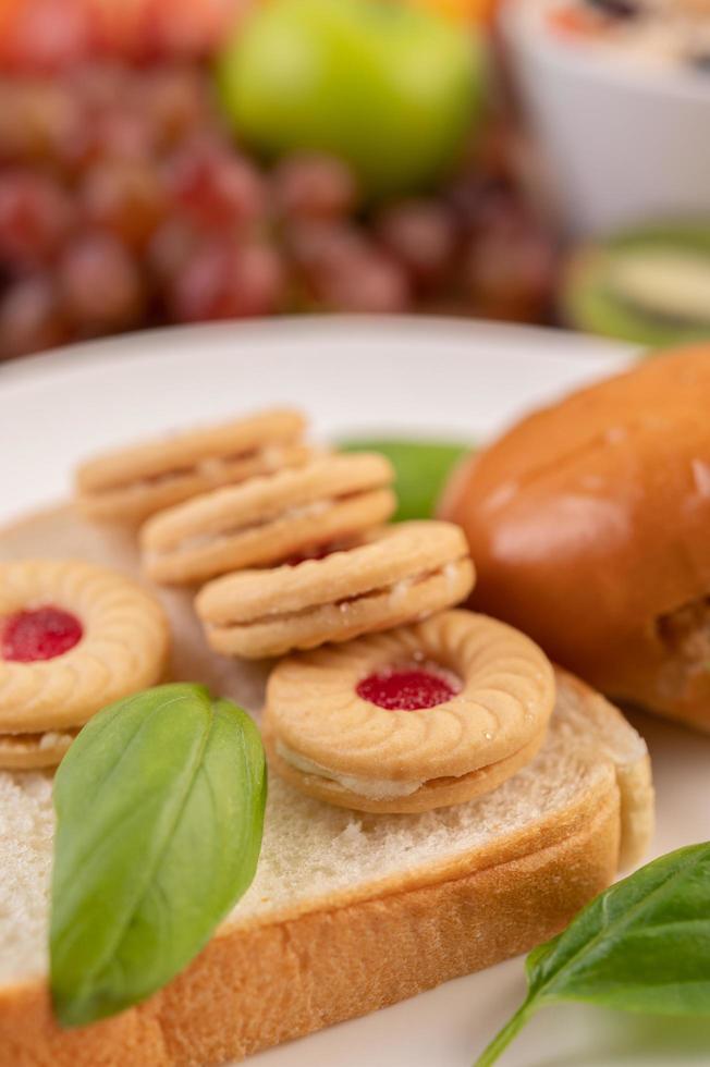 rebanadas de pan con galletas y verduras y una hamburguesa foto