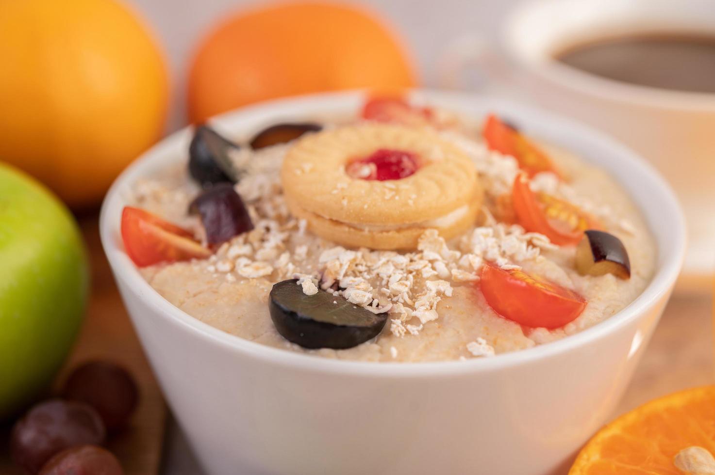 taza de postre con manzanas, kiwi, naranja y uvas foto