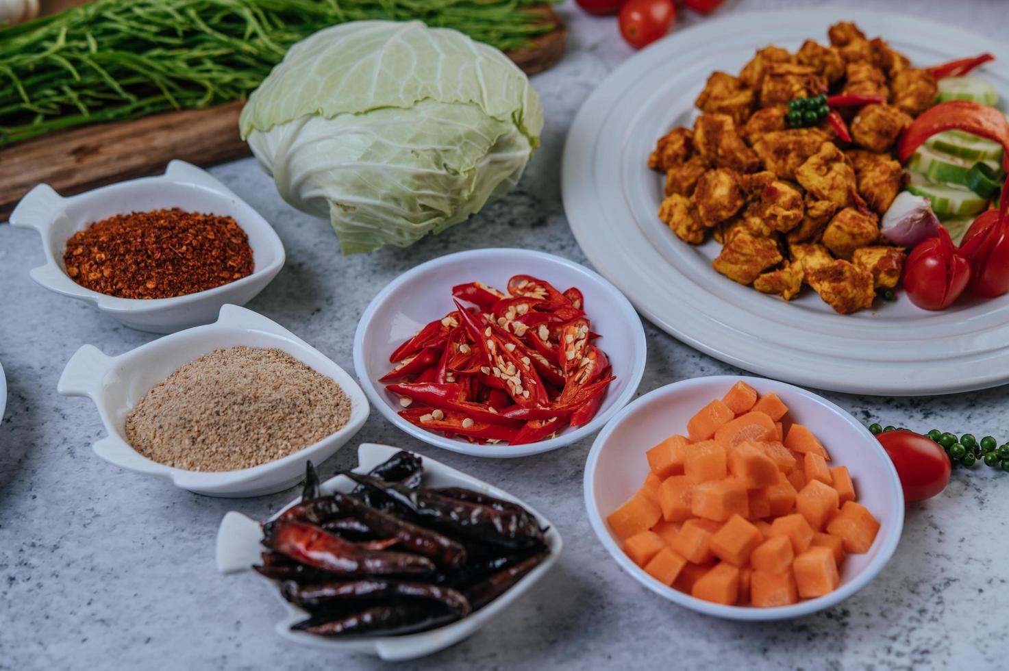 zanahorias cortadas en cubitos, chiles secos, arroz tostado, chili y repollo foto