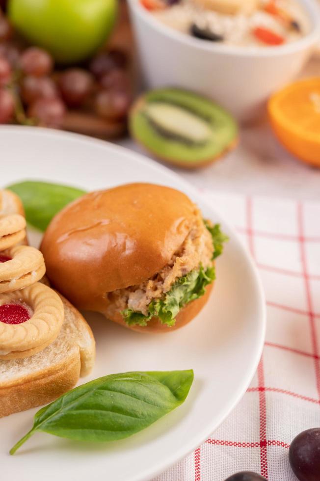 rebanadas de pan con galletas y verduras y una hamburguesa foto