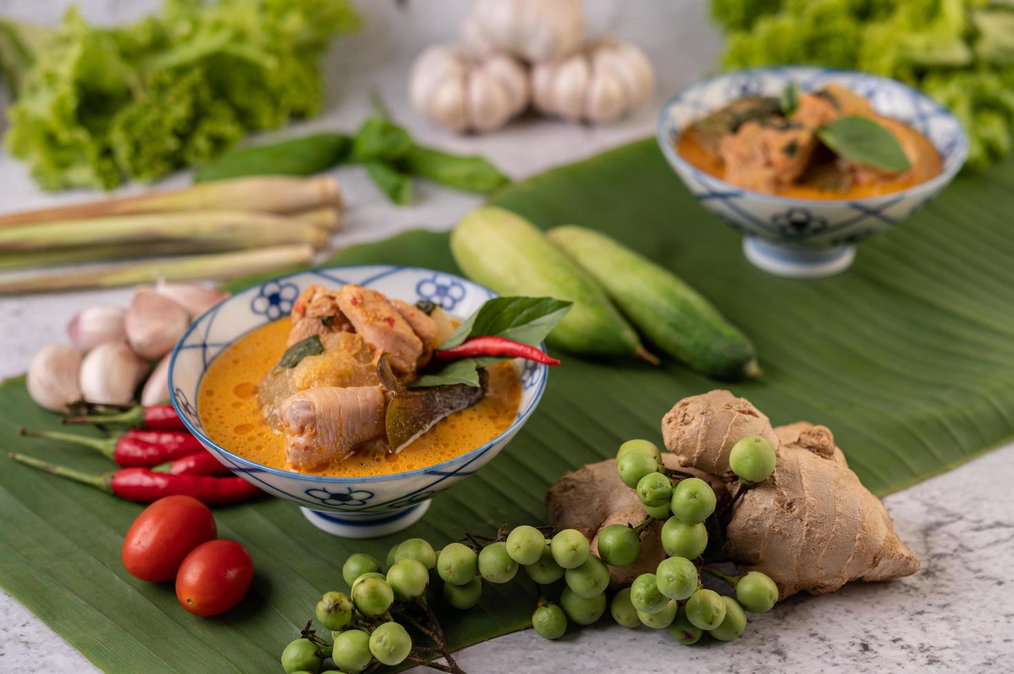 pollo al curry con sopa de calabaza encerada foto