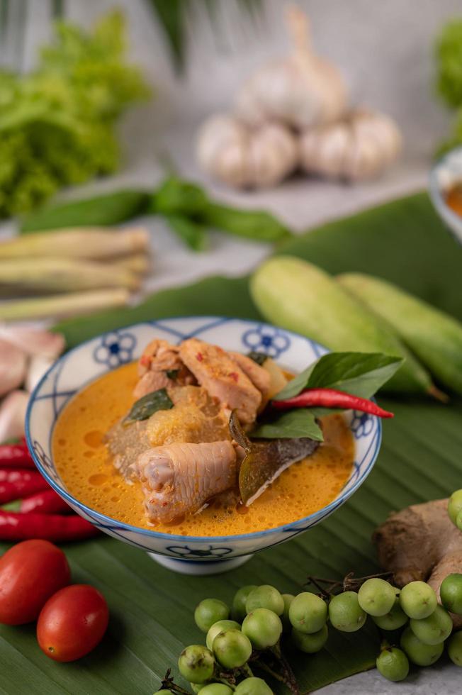 pollo al curry con sopa de calabaza encerada foto